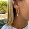 ⁦עגילי חישוק זהב סוס ים⁩ – תמונה ⁦2⁩
