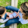 ⁦סט תכשיטים לאמא ולבת - שרשרת ועגילי פנינה⁩ – תמונה ⁦4⁩