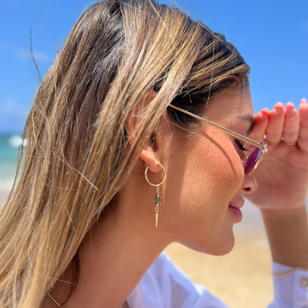 ⁦עגילי חישוק זהב תליון מלבן ירוק ושפיץ- דגם סימונה⁩ – תמונה ⁦3⁩