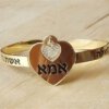 צמיד קשיח עם חריטה לב של אמא